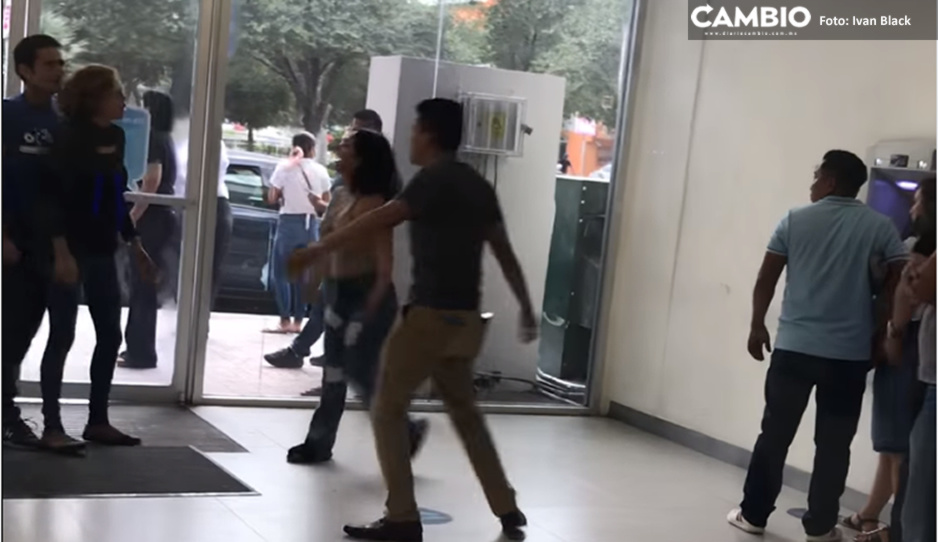 ¡De a dos contra dos! Parejas se agarran a golpes en los cajeros del banco (VIDEO)