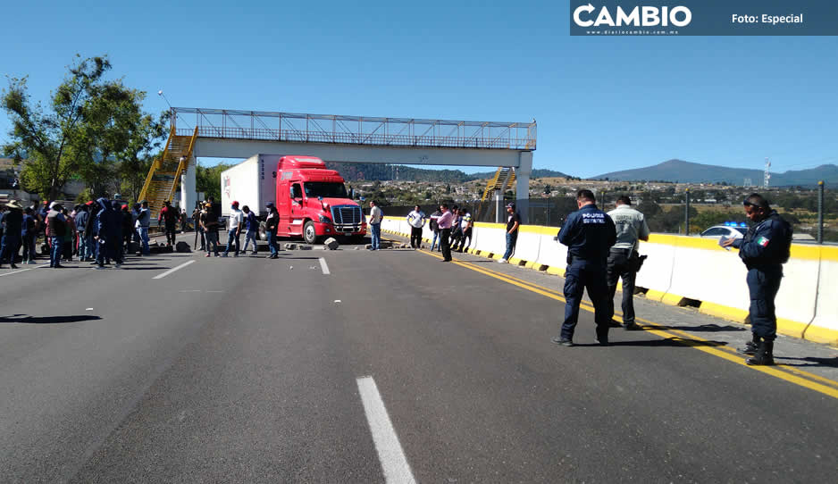 Pobladores de Tlahuapan cierran la autopista México-Puebla