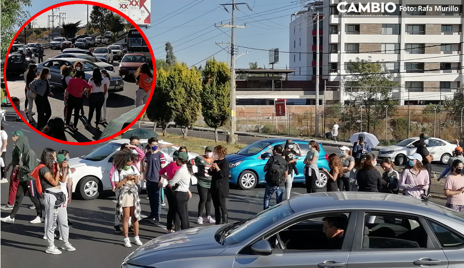 Estudiantes de la UDLAP bloquean la recta a Cholula, amenazan con tomar el Periférico si no les devuelven el campus (FOTOS Y VIDEO)