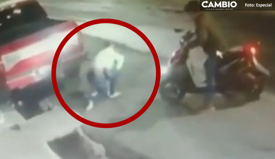 ¡Miserable! Hombre en motocicleta atropella y golpea a una mujer en la CDMX (VIDEO)