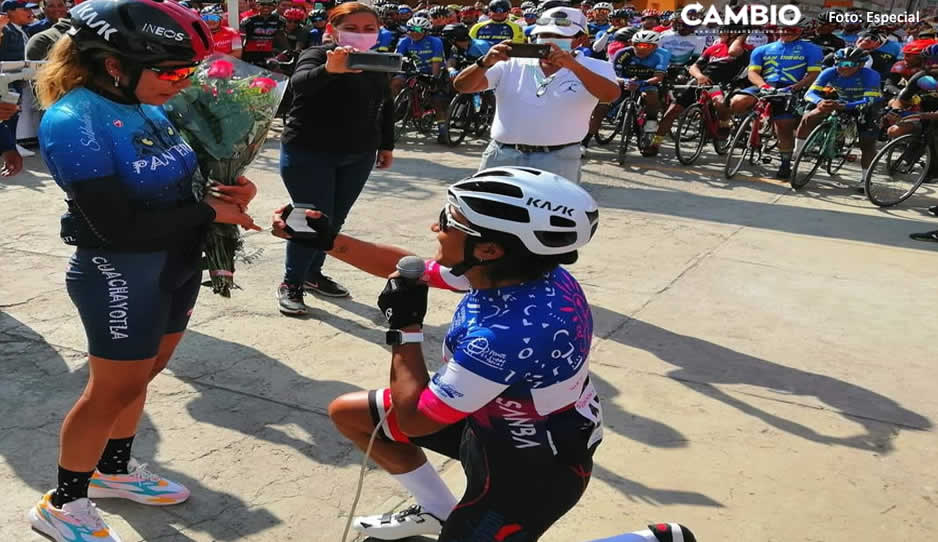 ¡Ternuritas! Ciclista poblano pide matrimonio a su novia en carrera de San Diego Cuachayotla