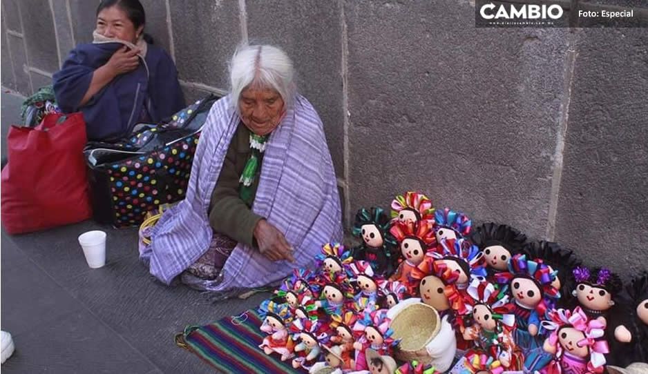 ¡Gracias poblanos! Abuelita Josefa logra vender sus muñecas artesanales (VIDEO)