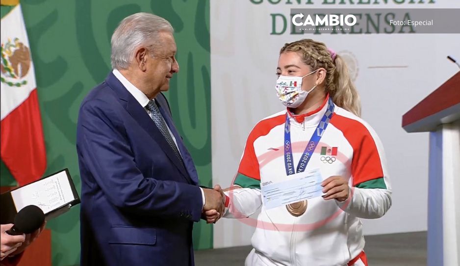 AMLO otorga cheques a los atletas que ganaron medallas en los Juegos Olímpicos