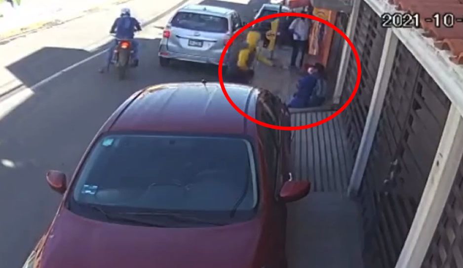 VIDEO: Captan momento exacto en que motoladrones encañonan y asaltan a vecinos de la Santa Cecilia