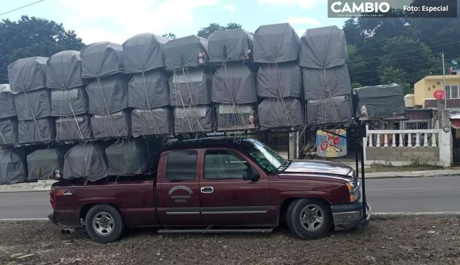 Con lujo de violencia, roban camioneta cargada de ataúdes en barrio de Tecamachalco