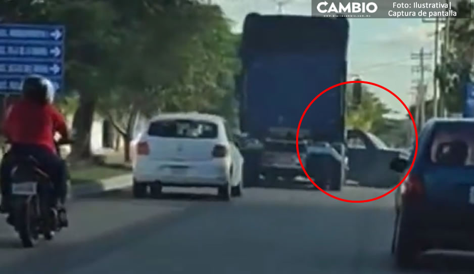 ¡Qué susto! Trailero choca y arrastra auto por más de un kilómetro (VIDEO)