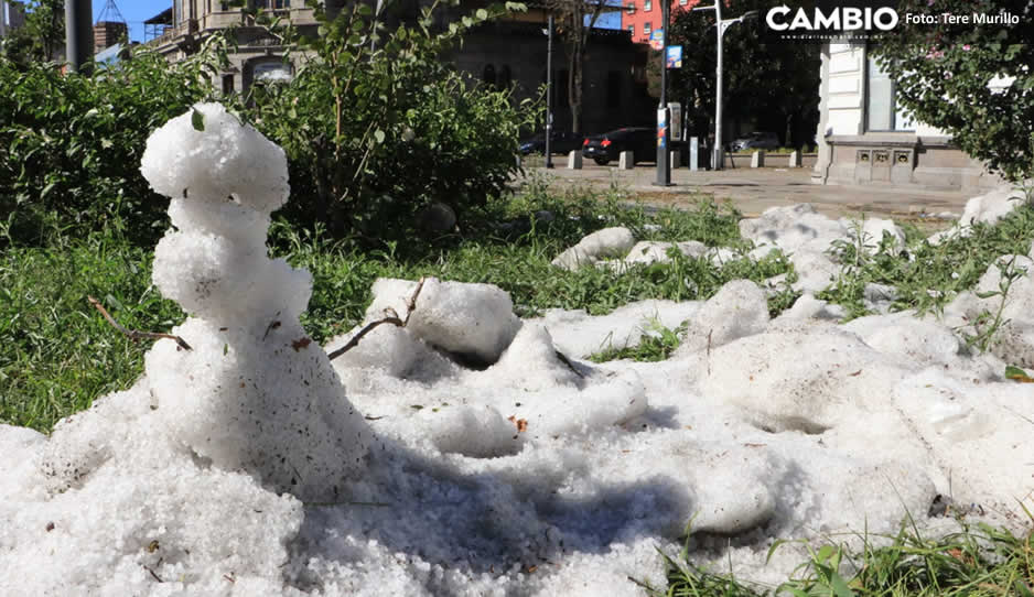 FOTOS: Puebla se viste de blanco, hasta muñequitos hicieron con el granizo que dejó la tormenta