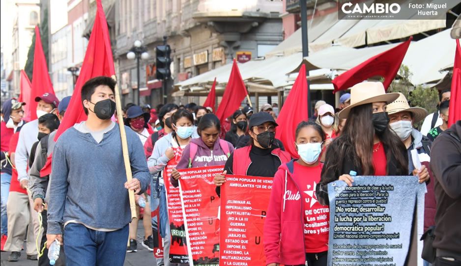 Comerciantes y ambulantes invaden marcha del Día del Trabajo en Puebla