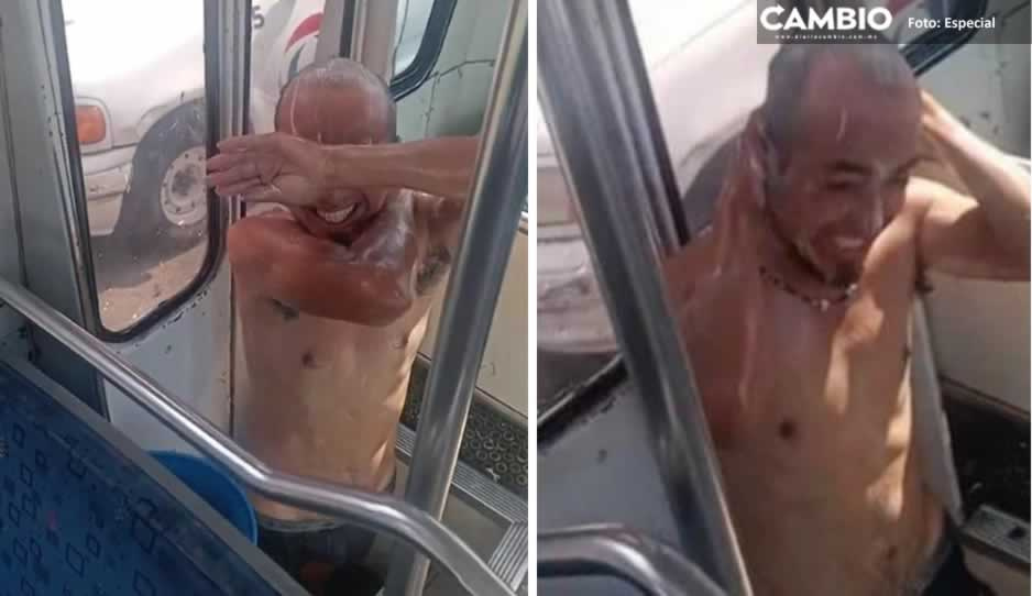 ¡A jicarazos! Chofer se da un baño dentro de su microbús (VIDEO)