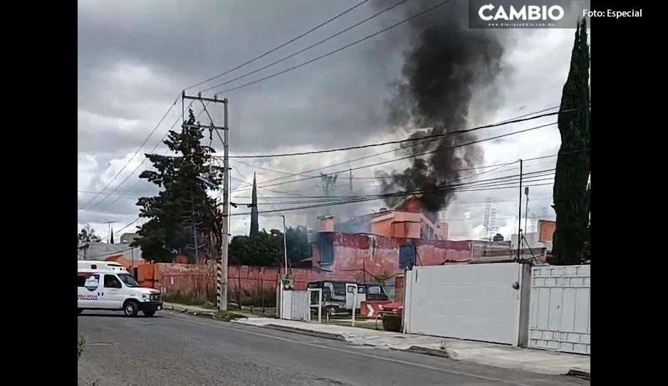 ¡Arde en llamas! Se incendia casa en Lomas de Castillotla
