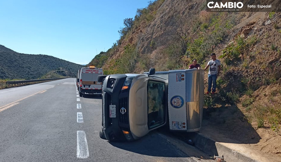 Camioneta de Farmacias Similares se voltea en la súper carretera Cuacnopalan - Oaxaca