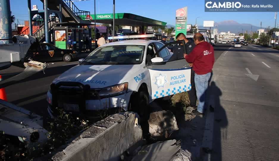 Choca patrulla de la Policía Auxiliar contra muro de contención en Periférico (VIDEO)