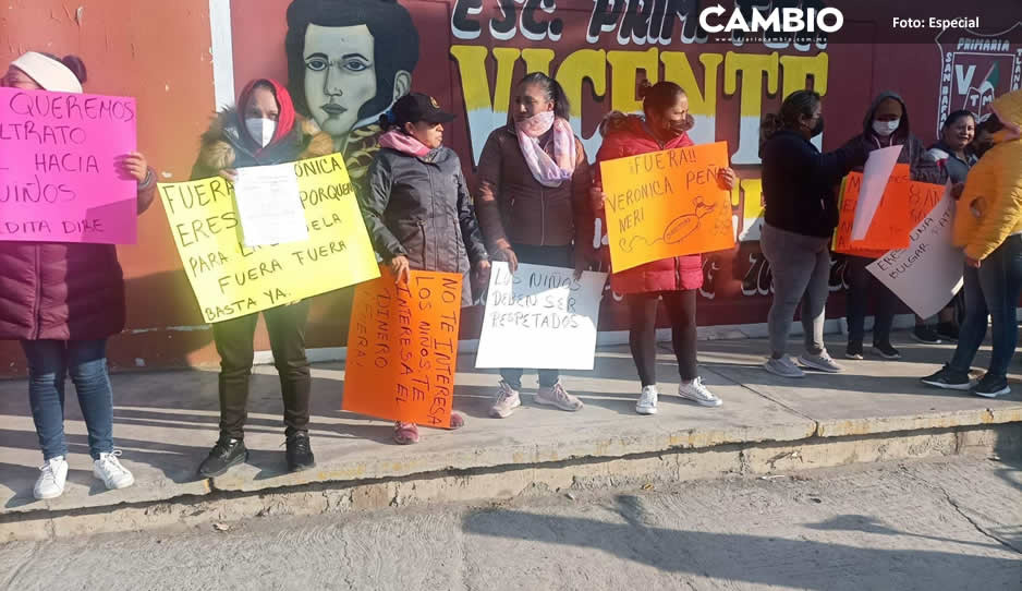 Padres de familia toman escuela en Texmelucan, exigen cambio de directora