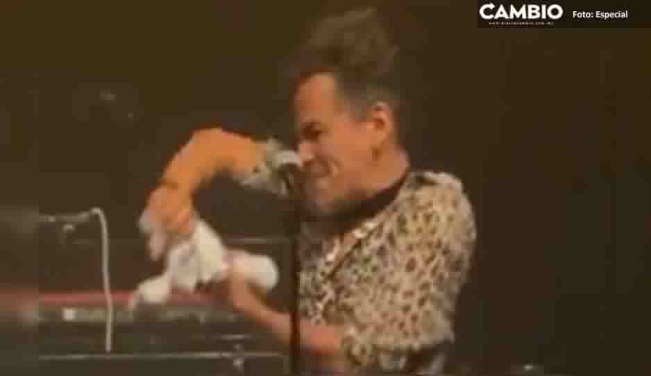 Café Tacvba destroza al Dr. Simi; hace trizas el peluche creado en Puebla (VIDEO)