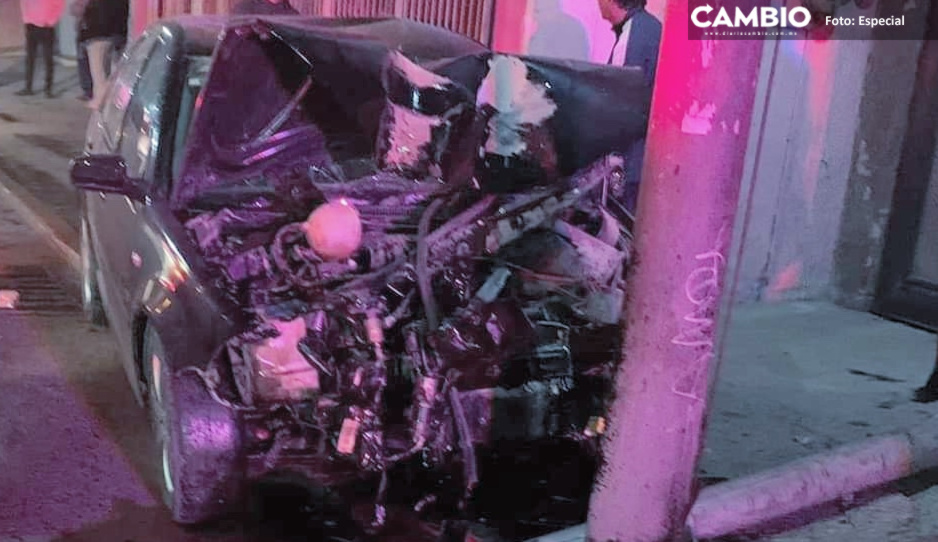 ¡Borrachazo en Chachapa! se estampa contra poste y destroza su auto sobre la Puebla-Tehuacán