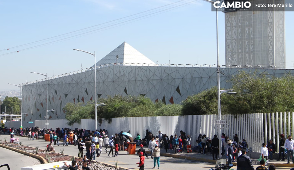 Papás hacen fila kilométrica de siete horas para vacunar a sus hijos vs Covid en el HNP (VIDEO)