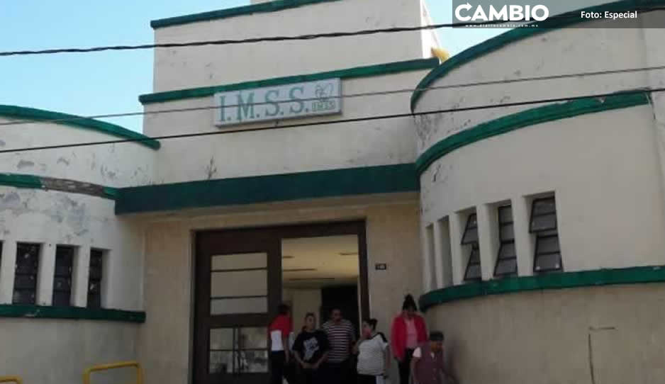 Médicos ignoran a embarazada y por poco da a luz afuera del IMSS en Atlixco (VIDEO)