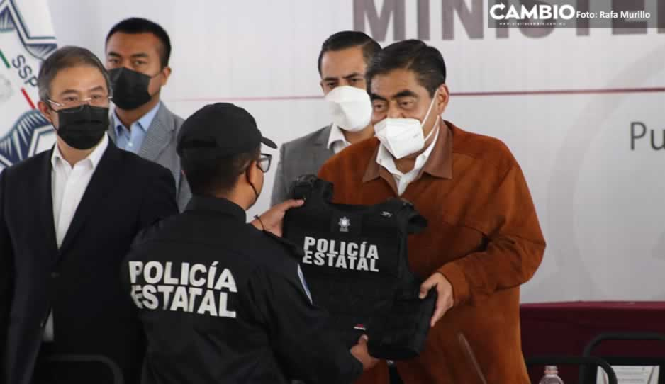 Entrega Barbosa uniformes y chalecos antibalas a policías y ministeriales de Puebla (VIDEO)