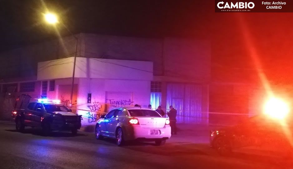 ¡Despiadado! Policía acuchilla a su esposa en la cara hasta matarla, su hijito lo descubrió