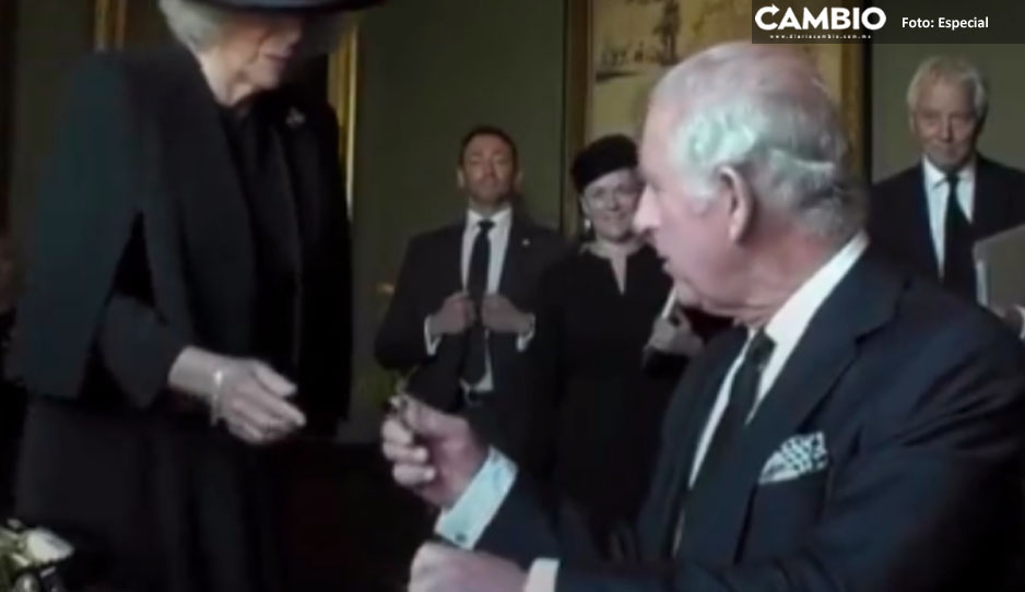 Rey Carlos III hace tremendo berrinche por una pluma que se derramó (VIDEO)
