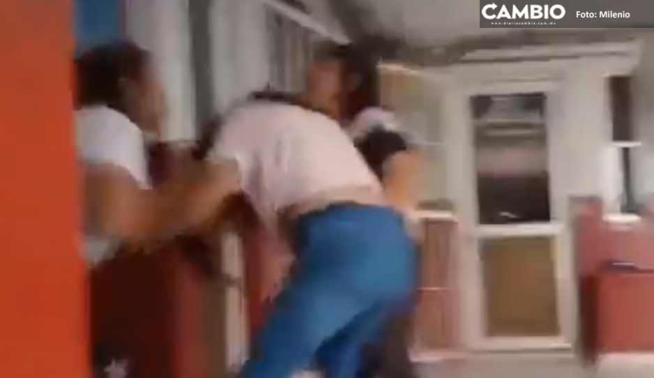 ¡Noche de paz! Madres de familia se agarran a golpes en festival navideño (VIDEO)