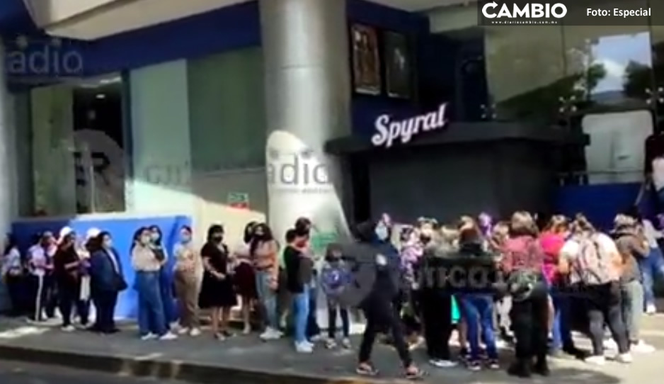 Locura por BTS: Fans hacen larga fila en Cinépolis por concierto virtual (VIDEO)
