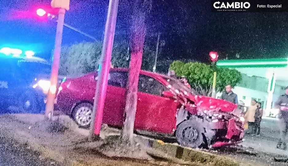 Así quedó un coche tras chocar la madrugada de este lunes en el boulevard Xonacatepec