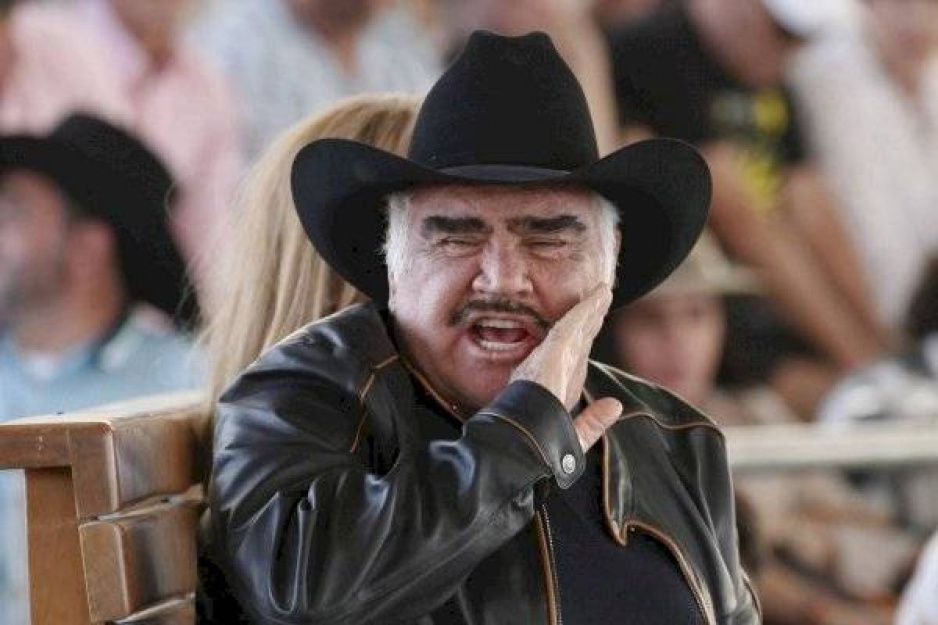Captan a vicente fernández haciendo tocamientos a una fan Captan a vicente fernández haciendo tocamientos a una fan