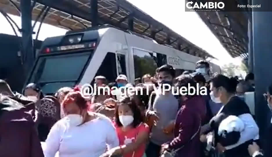 Poblanos atiborran tren turístico antes de que el gobierno lo cierre (VIDEO)