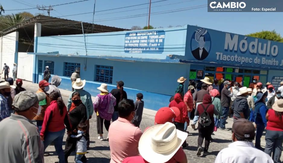 Campesinos toman oficinas del Comité del Agua en Tlacotepec; exigen cuentas claras  (FOTOS)