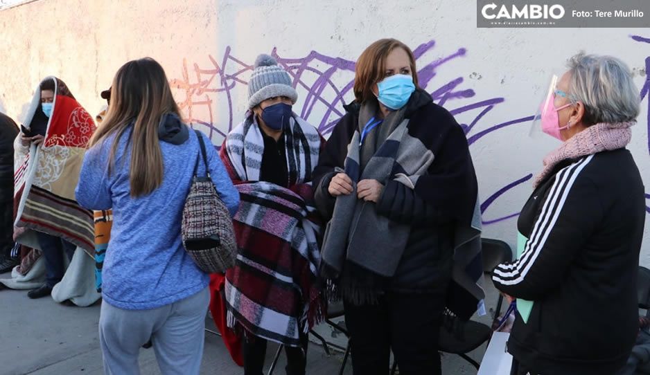 Ana Tere igual que Tony Gali, hace fila para recibir la vacuna en San Andrés Cholula (VIDEO)