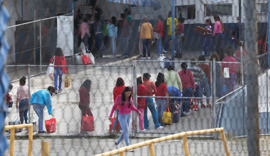 Familiares de internos en San Miguel acusan falta de comida y trabas para las visitas