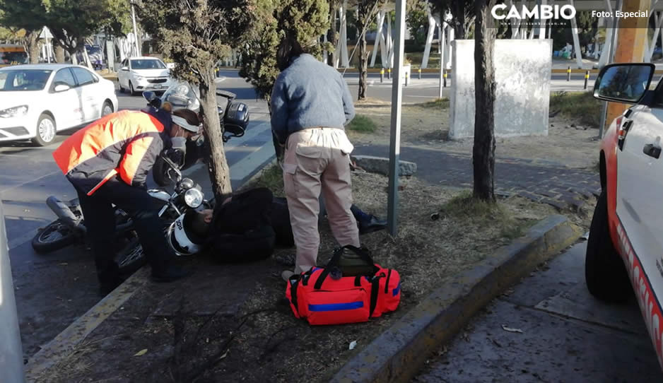 Motociclista pierde el control y se derrapa en el camellón de Boulevard Hermanos Serdán