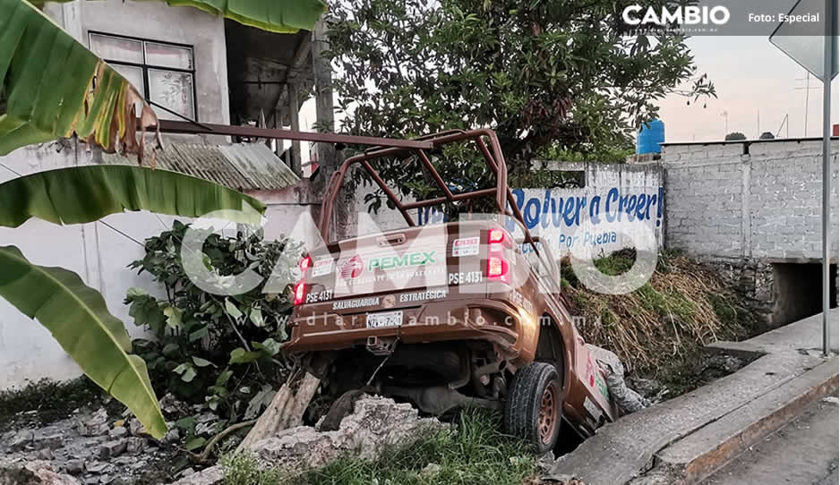 Conductor de camioneta de PEMEX se queda dormido y cae a canal de aguas negras en Xicotepec