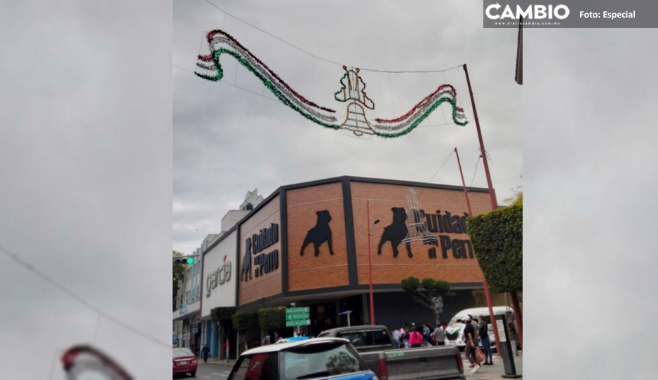 ¡Ya es diciembre! Ayuntamiento de Tehuacán olvida retirar de las calles adornos de Fiestas Patrias
