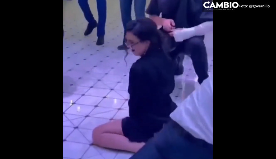 Posada godín se pone extraña cuando empleada comienza a perrear hasta el suelo (VIDEO)