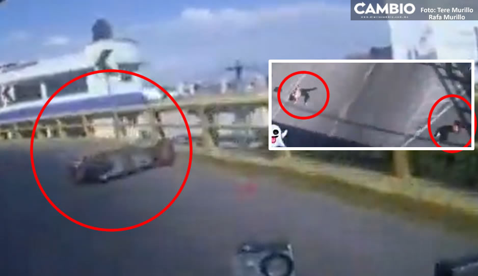Mujeres en una motonetita pierden el control y caen de un puente vehicular (FUERTE VIDEO)
