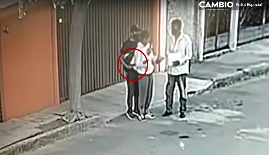 A punta de pistola atracan a jovencito que caminaba en la colonia Loma Linda (VIDEO)