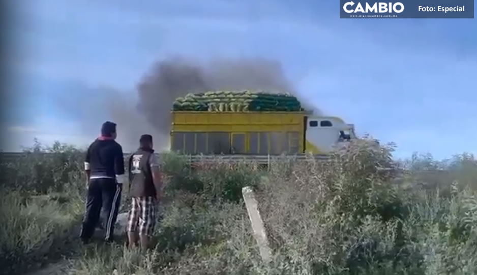 Camión incendiándose provoca tráfico detenido en Acatzingo (VIDEO)