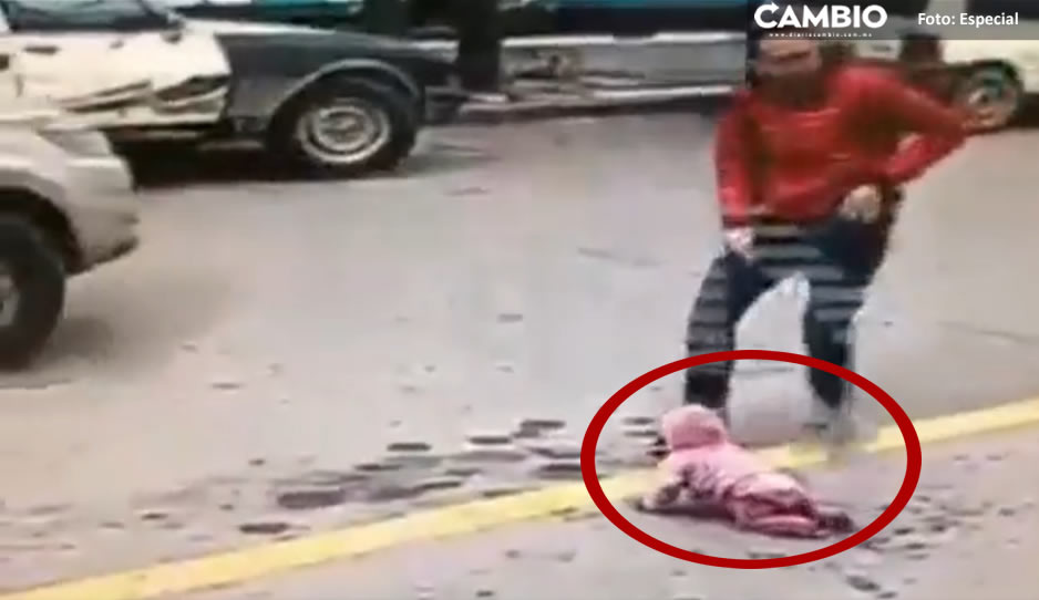 ¡Héroe sin capa! Salva la vida de bebé que cruzaba la calle gateando (VIDEO)