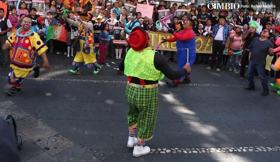 Payasos del Centro le piden a Claudia que les ponga lona y sillas para sus funciones (VIDEO)