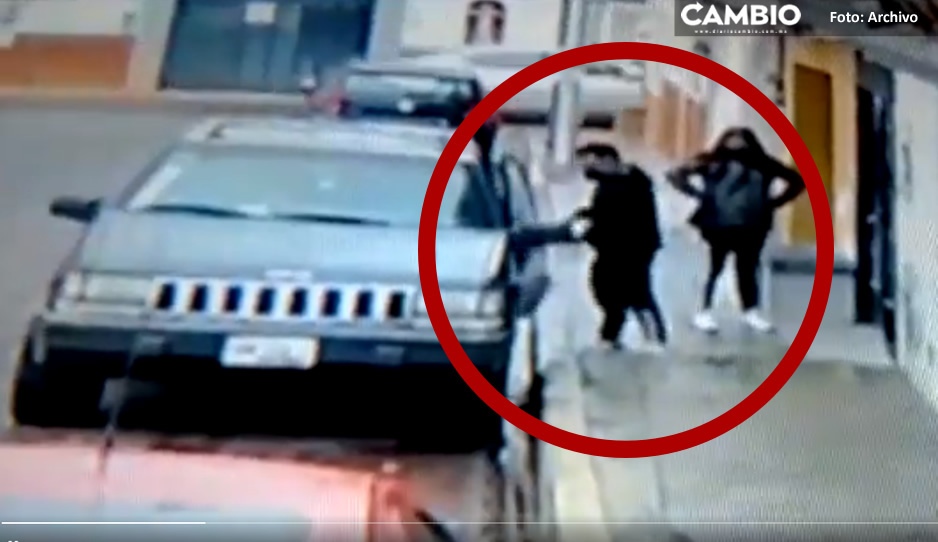 En menos de 10 segundos, pareja roba una camioneta en San Jerónimo Caleras (VIDEO)