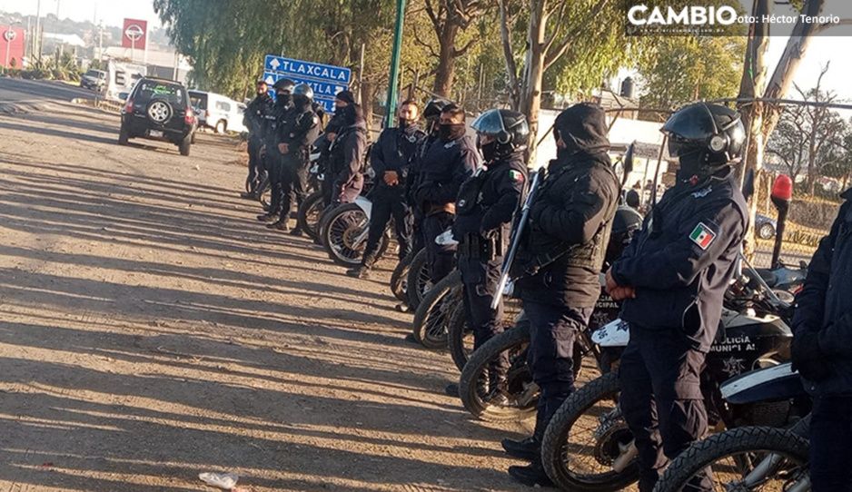 Con policías, impiden instalación de tianguis de autos en Texmelucan