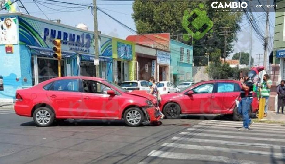 Choque entre autos en Barrio de Santiago provoca tráfico lento; conductores están lesionados