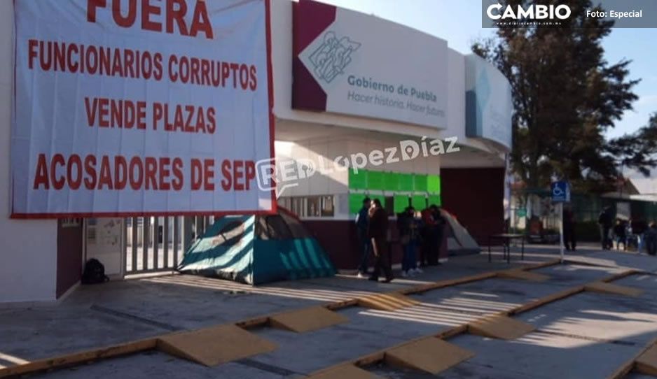 Maestros de primaria toman las instalaciones de la SEP; acusan venta de plazas y corrupción