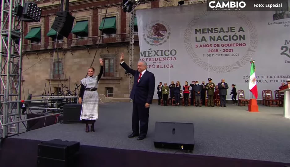 AMLO arriba de la mano de su esposa Beatriz Gutiérrez a su tercer informe de gobierno (VIDEO)