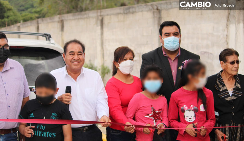 Entrega Mario de la Rosa obra de pavimentación en Chachapa