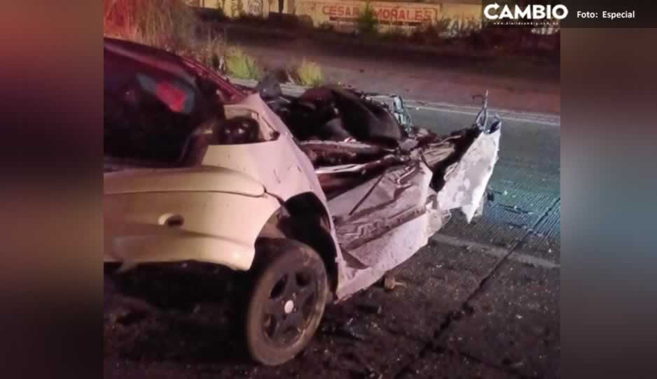 Joven muere prensado tras chocar y volcar su auto en la México-Puebla