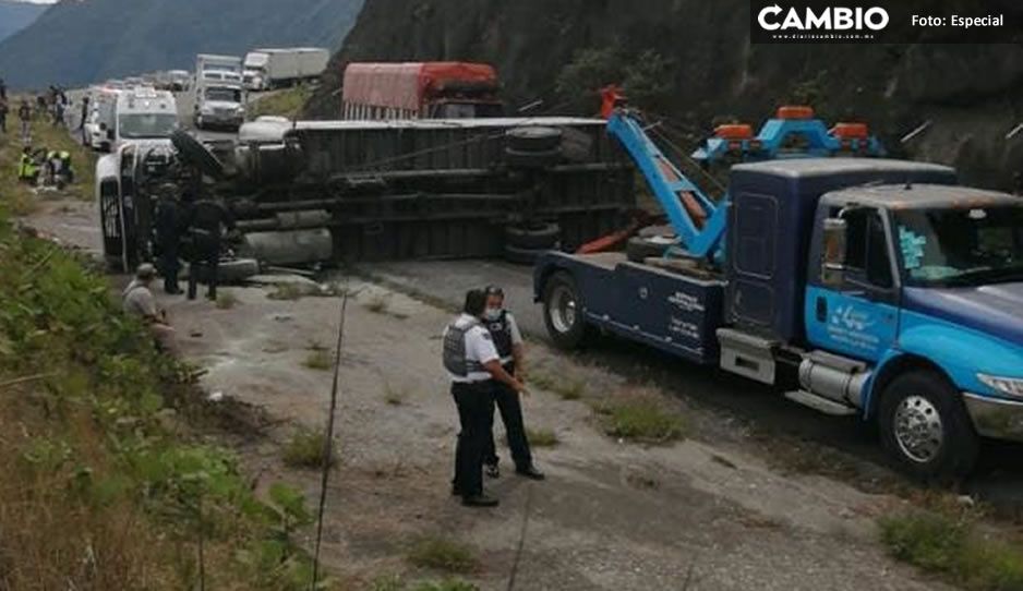 ¡Terrible! Pierde el control y vuelca tractocamión en autopista Puebla-Córdoba