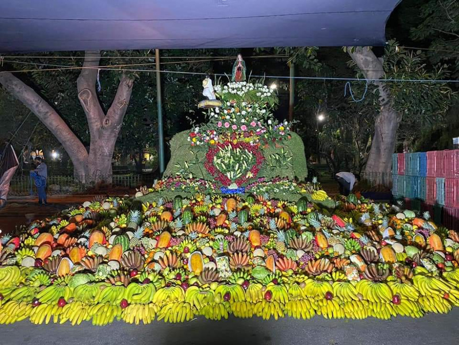Tianguistas de Atlixco ponen ofrendota de frutas a la Virgen de Guadalupe
